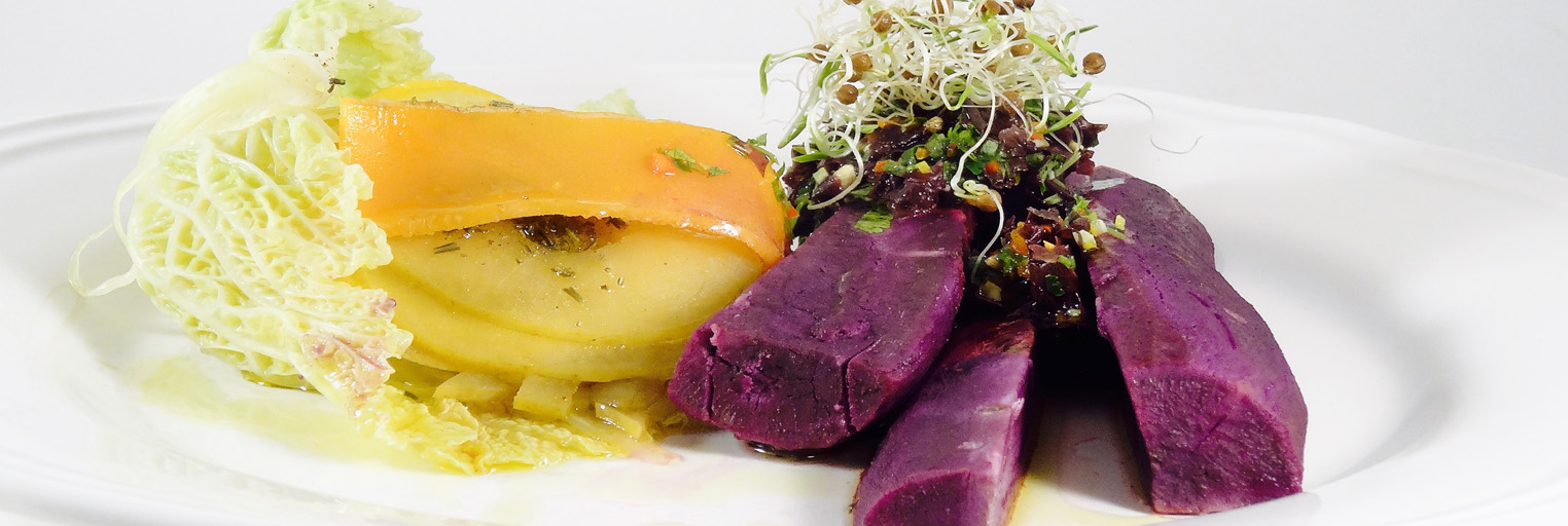 Patate douce violette, chou farci à la choucroute et  aux légumes racines